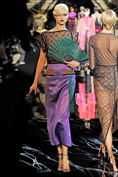 Look 10